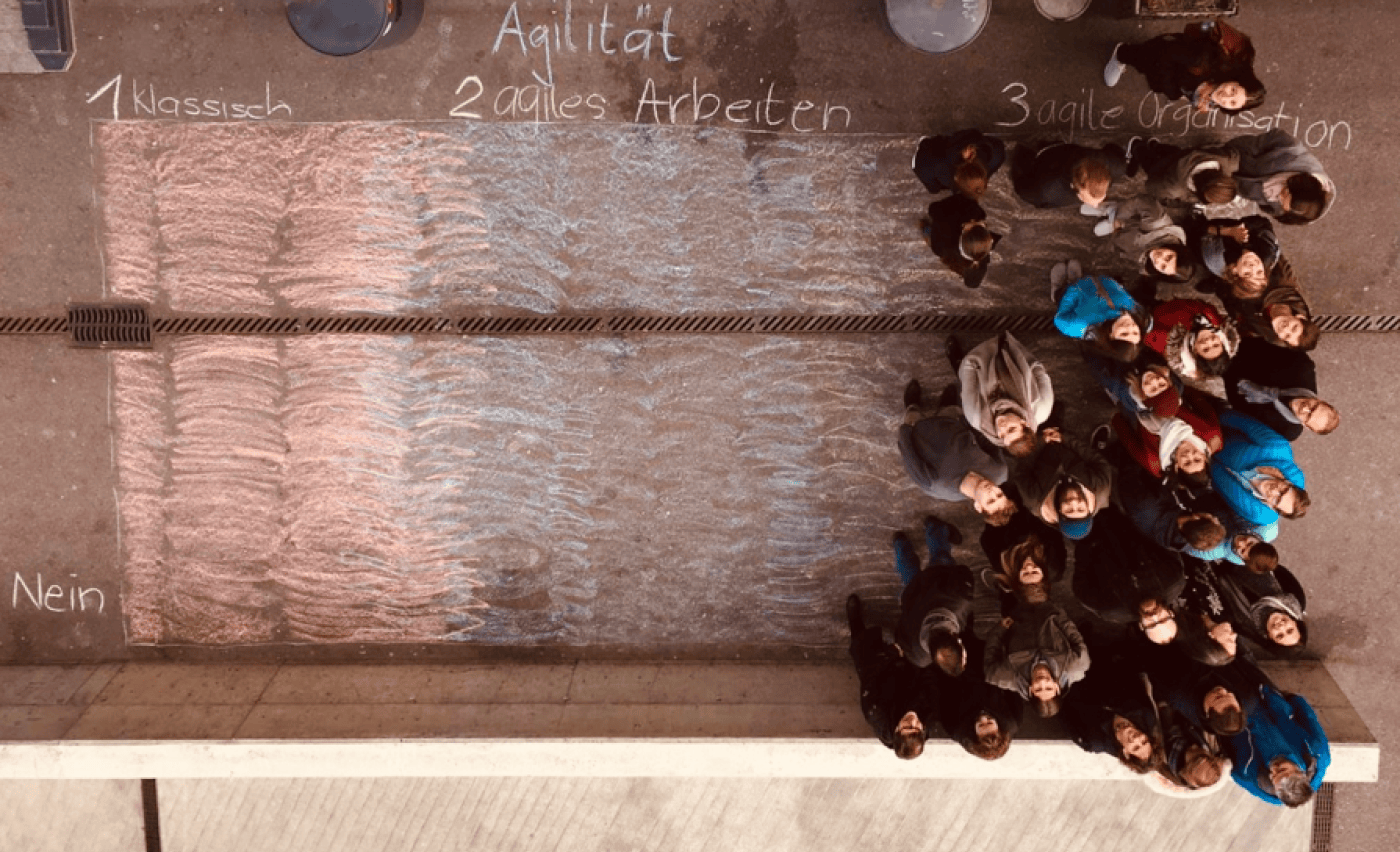 Image of the IdéeSport team members all gathering on the pro-agility side of a grid drawn on the ground with chalk.